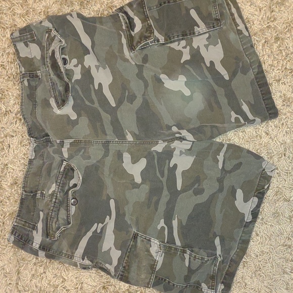 Men's size 44 Camouflage Cargo Shorts drab olive colors GC - Picture 5 of 9